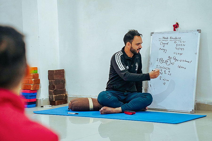 pranayama-class-at-rishikesh-yoga-temple