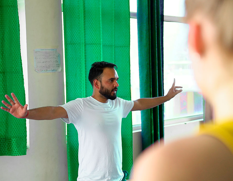 yoga-asana-class-at-rishikesh-yog-temple